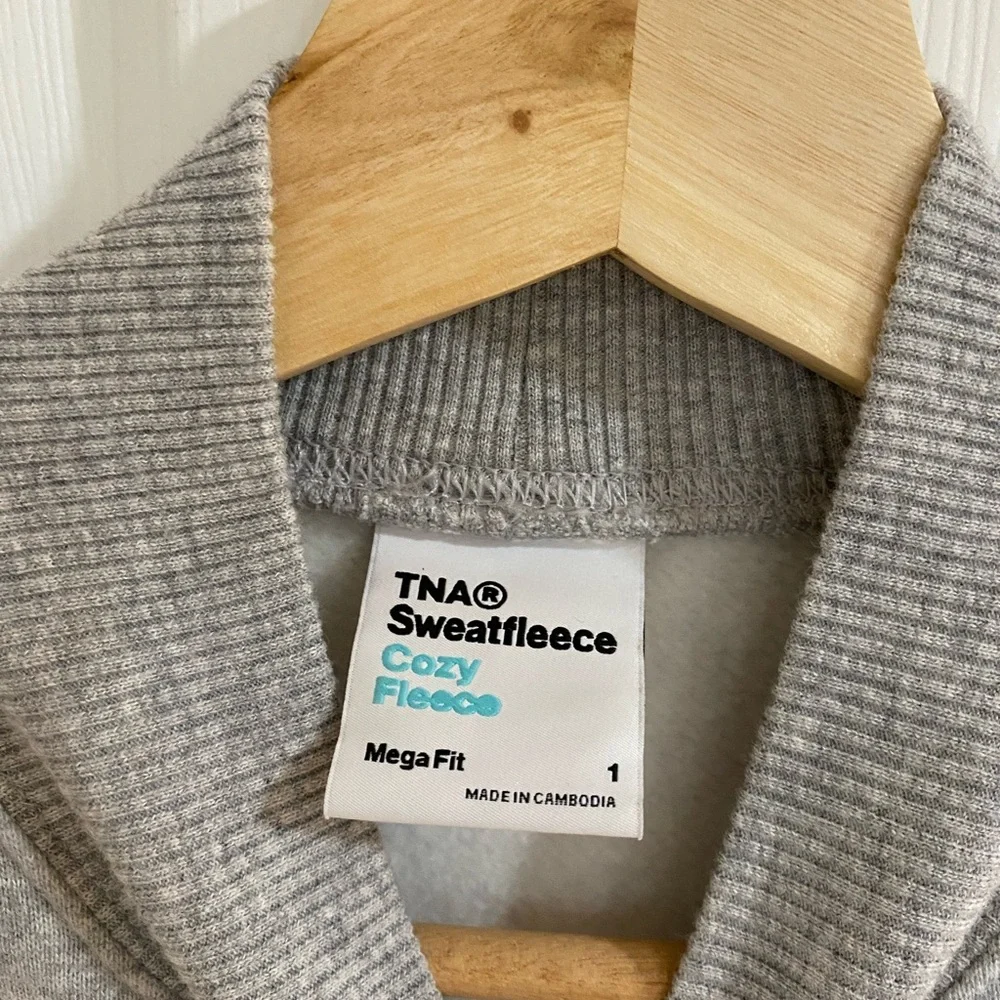 Aritzia TNA Crewneck - Picture 3 of 4
